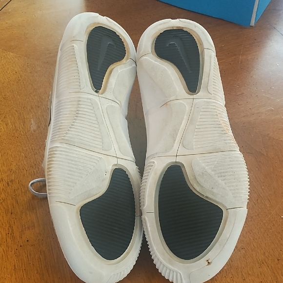 Nike Light Gray Athletic Shoes - Picture 2 of 3